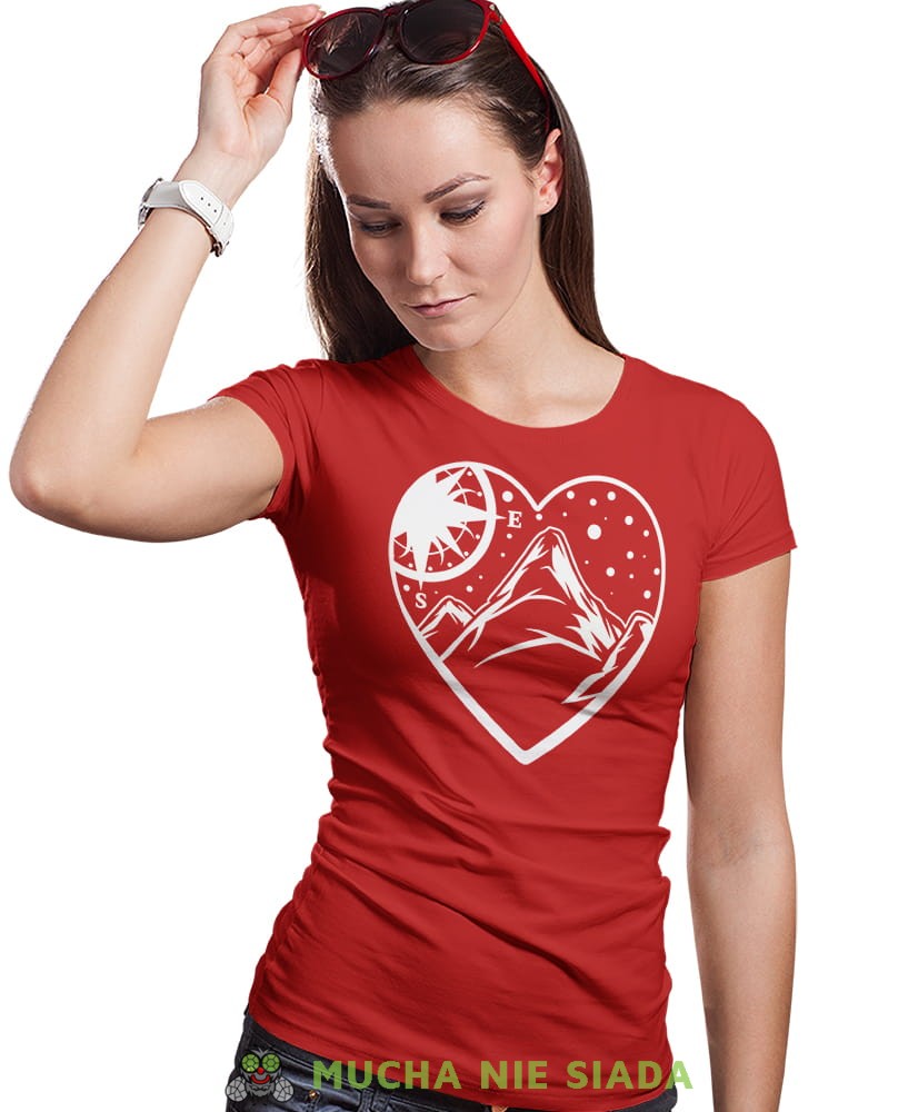 Damska koszulka z nadrukiem - Góry kompas serce - Idealna za wypad w góry, czerwona koszulka z nadrukiem, wycieczka w góry, górska wyprawa, T-shirt dla miłośników turystyki górskiej, mucha nie siada koszulki.jpg