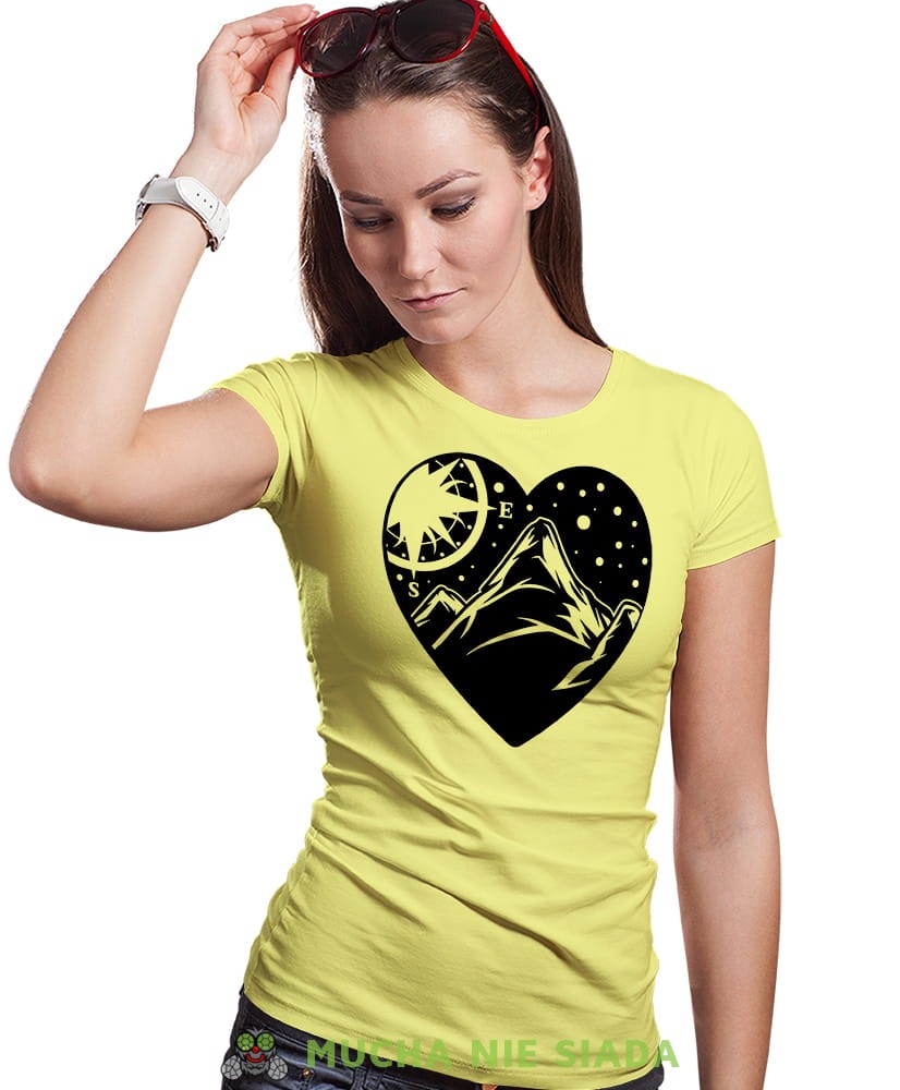 Damska koszulka z nadrukiem - Góry kompas serce - Idealna za wypad w góry, żółta koszulka z nadrukiem, wycieczka w góry, górska wyprawa, T-shirt dla miłośników turystyki górskiej, mucha nie siada koszulki.jpg