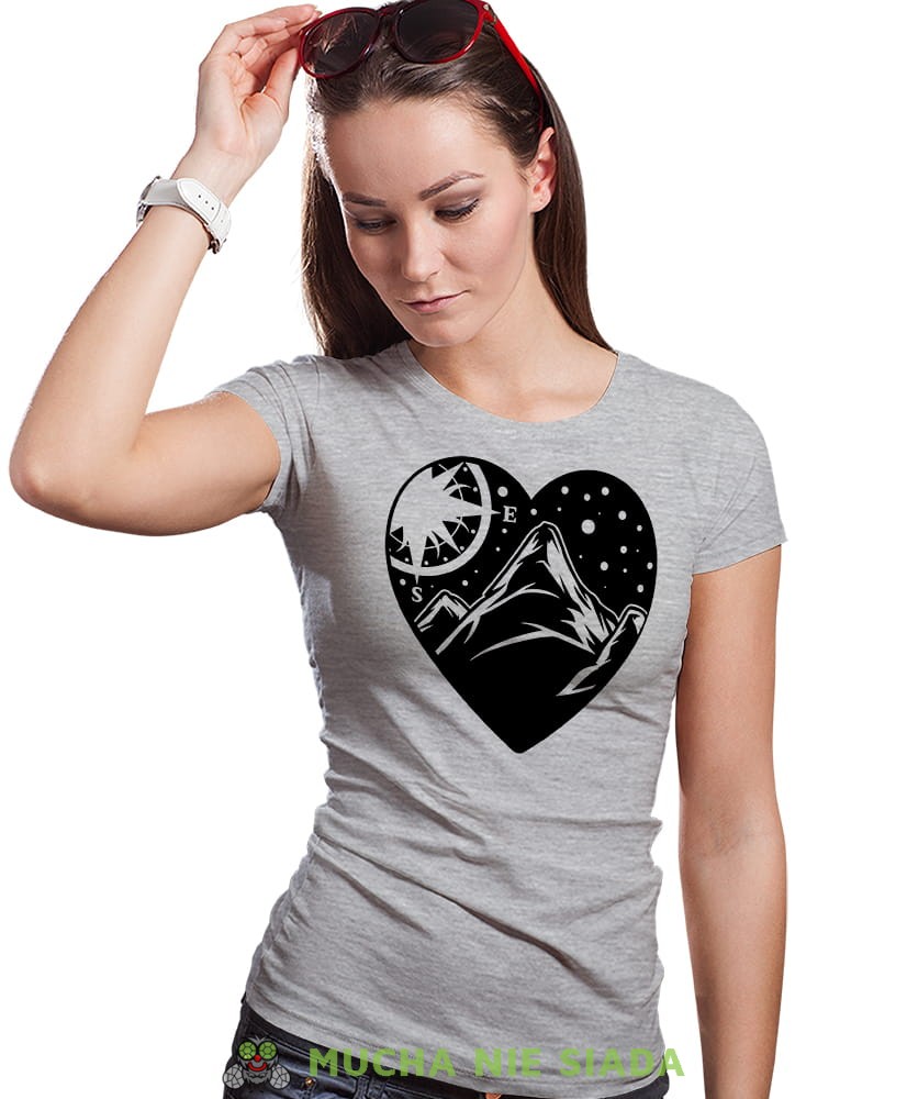 Damska koszulka z nadrukiem - Góry kompas serce - Idealna za wypad w góry, szara koszulka z nadrukiem, wycieczka w góry, górska wyprawa, T-shirt dla miłośników turystyki górskiej, mucha nie siada koszulki.jpg