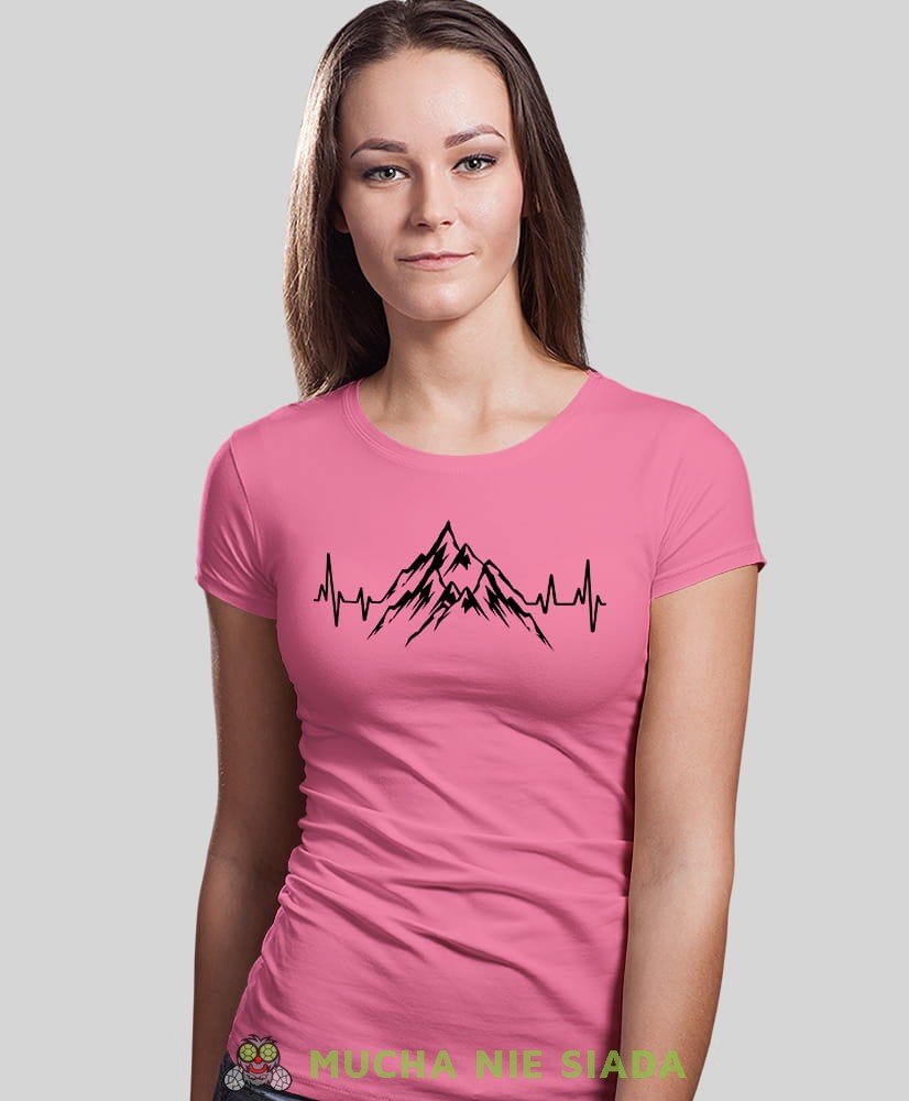 Damska koszulka z nadrukiem - Góry linia życia - Idealna za wypad w góry, różowa koszulka z nadrukiem, wycieczka w góry, górska wyprawa, T-shirt dla miłośników turystyki górskiej, mucha nie siada koszulki.jpg