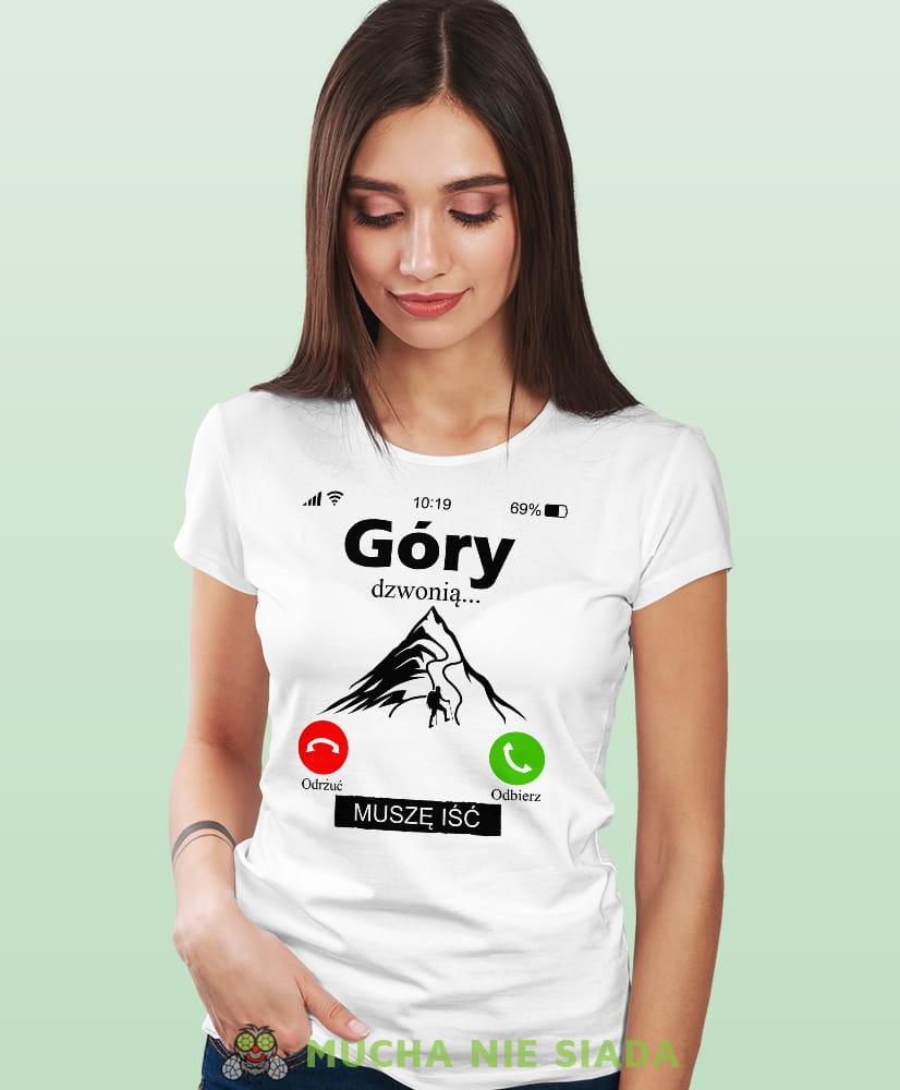 Damska koszulka z nadrukiem - Góry dzwonią muszę iść - Idealna za wypad w góry, biała koszulka z nadrukiem, wycieczka w góry, górska wyprawa, T-shirt dla miłośników turystyki górskiej, mucha nie siada koszulki.jpg