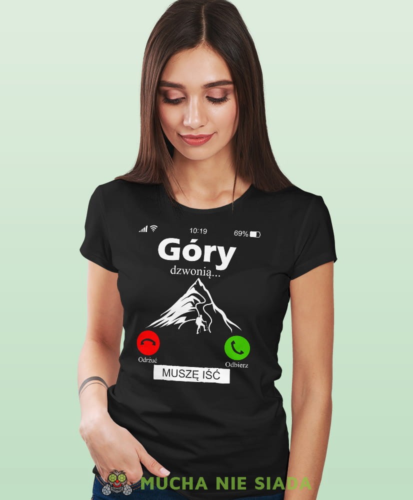 Damska koszulka z nadrukiem - Góry dzwonią muszę iść - Idealna za wypad w góry, czarna koszulka z nadrukiem, wycieczka w góry, górska wyprawa, T-shirt dla miłośników turystyki górskiej, mucha nie siada koszulki.jpg