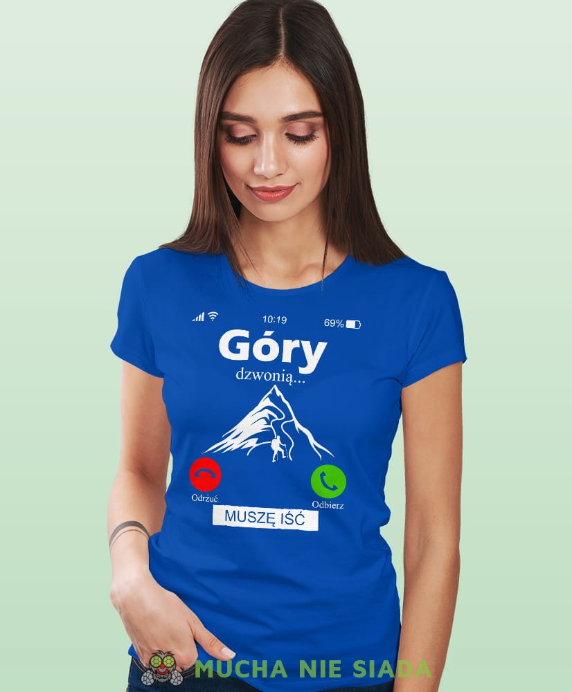 Damska koszulka z nadrukiem - Góry dzwonią muszę iść - Idealna za wypad w góry, niebieska koszulka z nadrukiem, wycieczka w góry, górska wyprawa, T-shirt dla miłośników turystyki górskiej, mucha nie siada koszulki.jpg
