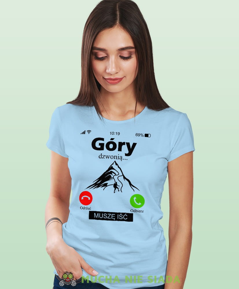 Damska koszulka z nadrukiem - Góry dzwonią muszę iść - Idealna za wypad w góry, jasnoniebieska koszulka z nadrukiem, wycieczka w góry, górska wyprawa, T-shirt dla miłośników turystyki górskiej, mucha nie siada koszulki.jpg