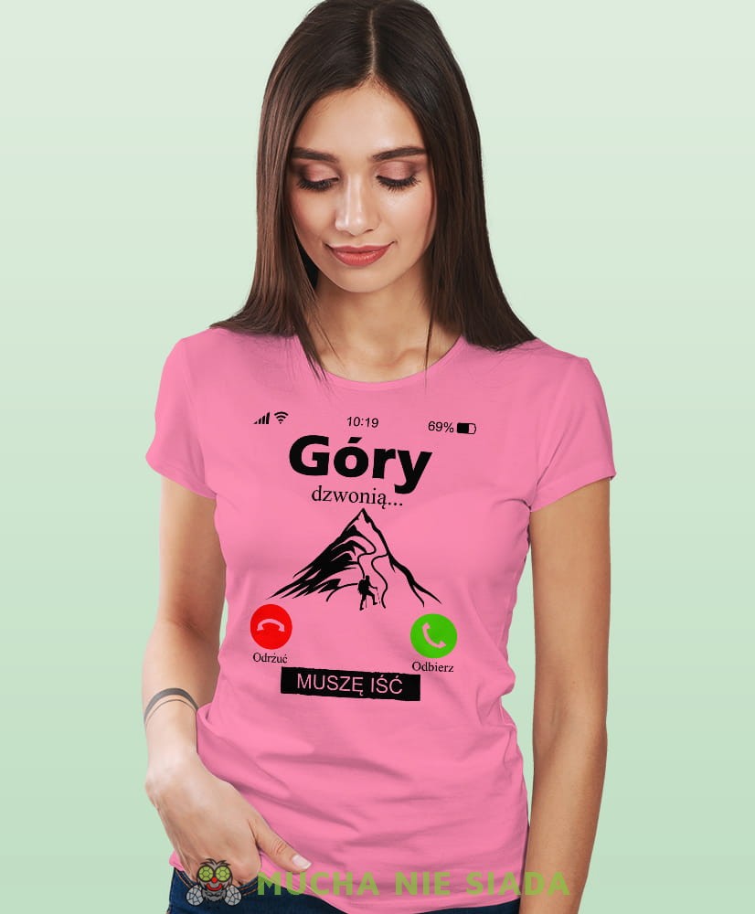 Damska koszulka z nadrukiem - Góry dzwonią muszę iść - Idealna za wypad w góry, różowa koszulka z nadrukiem, wycieczka w góry, górska wyprawa, T-shirt dla miłośników turystyki górskiej, mucha nie siada koszulki.jpg