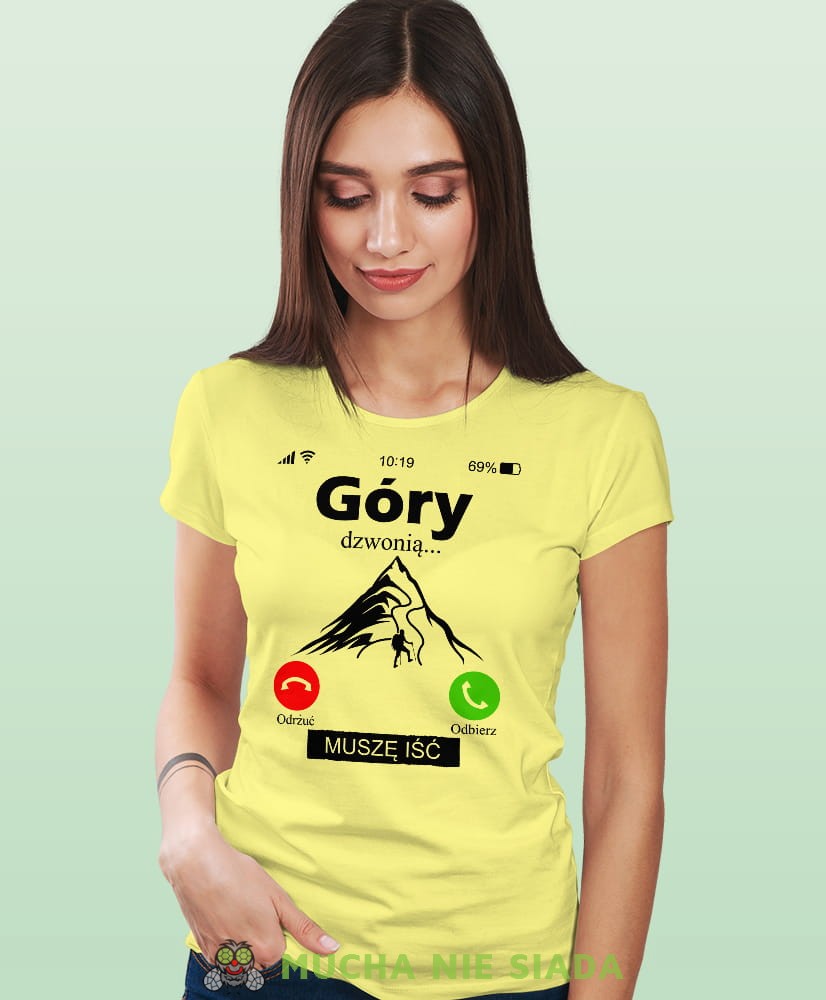 Damska koszulka z nadrukiem - Góry dzwonią muszę iść - Idealna za wypad w góry, żółta koszulka z nadrukiem, wycieczka w góry, górska wyprawa, T-shirt dla miłośników turystyki górskiej, mucha nie siada koszulki.jpg