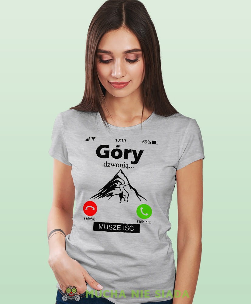 Damska koszulka z nadrukiem - Góry dzwonią muszę iść - Idealna za wypad w góry, szara koszulka z nadrukiem, wycieczka w góry, górska wyprawa, T-shirt dla miłośników turystyki górskiej, mucha nie siada koszulki.jpg