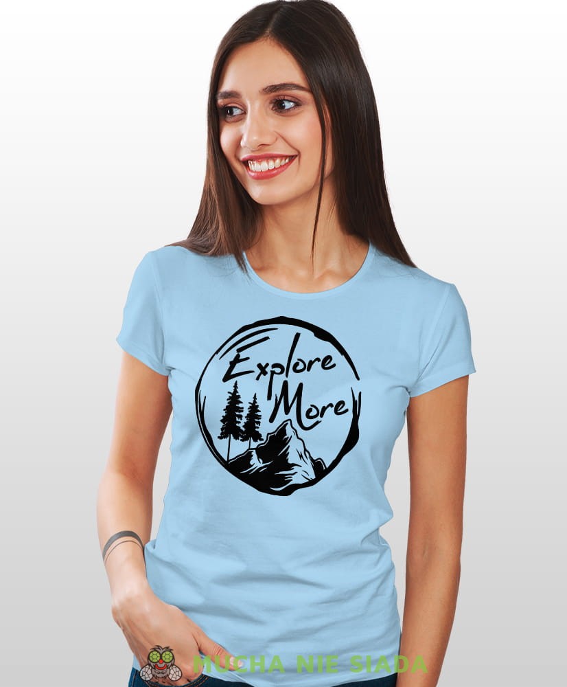 Damska koszulka z nadrukiem - Explore more - Idealna za wypad w góry, jasnoniebieska koszulka z nadrukiem, wycieczka w góry, górska wyprawa, T-shirt dla miłośników turystyki górskiej, mucha nie siada koszulki.jpg