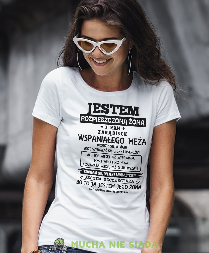 jestem rozpuszczoną żoną, biała damska koszulka, koszulki z nadrukiem, na prezent, na urodziny, na prezent dla żony, na prezent, koszulki dla żony koszulki damskie, mucha nie siada.jpg