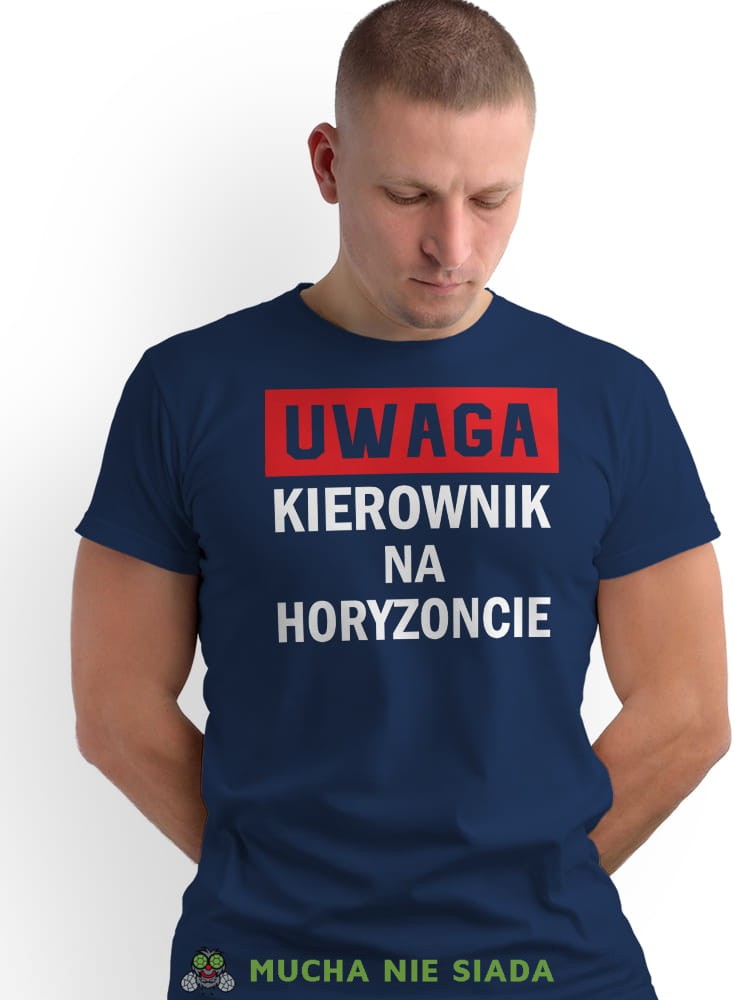 Uwaga kierownik na horyzoncie, granatowa męska koszulka z nadrukiem, koszulka na prezent, śmieszna koszulka, koszulka z zabawnym nadrukiem, fajna koszulka, dla chłopaka, dla męża, mucha nie siada, mns.jpg