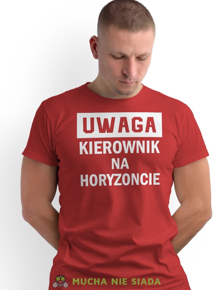 Uwaga kierownik na horyzoncie, czerwona męska koszulka z nadrukiem, koszulka na prezent, śmieszna koszulka, koszulka z zabawnym nadrukiem, fajna koszulka, dla chłopaka, dla męża, mucha nie siada, mns.jpg