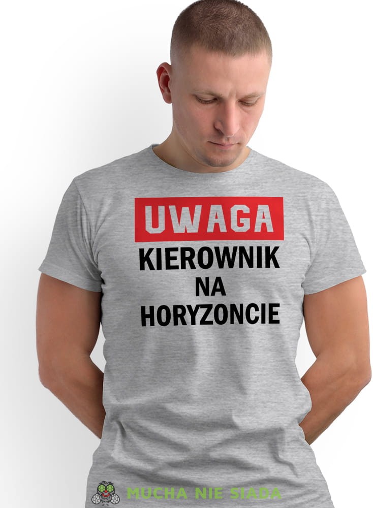 Uwaga kierownik na horyzoncie, szara męska koszulka z nadrukiem, koszulka na prezent, śmieszna koszulka, koszulka z zabawnym nadrukiem, fajna koszulka, dla chłopaka, dla męża, mucha nie siada, mns.jpg