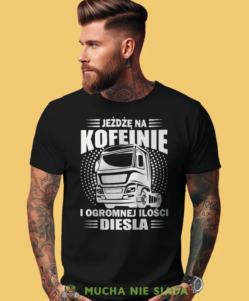 Jeżdżę na kofeinie i ogromnej ilości diesla, czarna koszulka z nadrukiem, prezent dla kierowcy tira, prezent dla kierowcy ciężarówki, koszulka dla kierowcy ciężarówki, koszulki dla kierowcy, mucha niesiada.webp