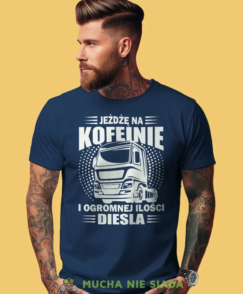 Jeżdżę na kofeinie i ogromnej ilości diesla, granatowa koszulka z nadrukiem, prezent dla kierowcy tira, prezent dla kierowcy ciężarówki, koszulka dla kierowcy ciężarówki, koszulki dla kierowcy, mucha niesiada.webp