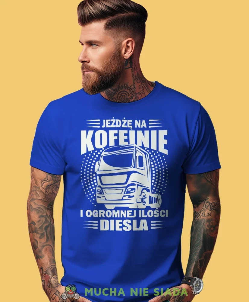 Jeżdżę na kofeinie i ogromnej ilości diesla, niebieska koszulka z nadrukiem, prezent dla kierowcy tira, prezent dla kierowcy ciężarówki, koszulka dla kierowcy ciężarówki, koszulki dla kierowcy, mucha niesiada.webp