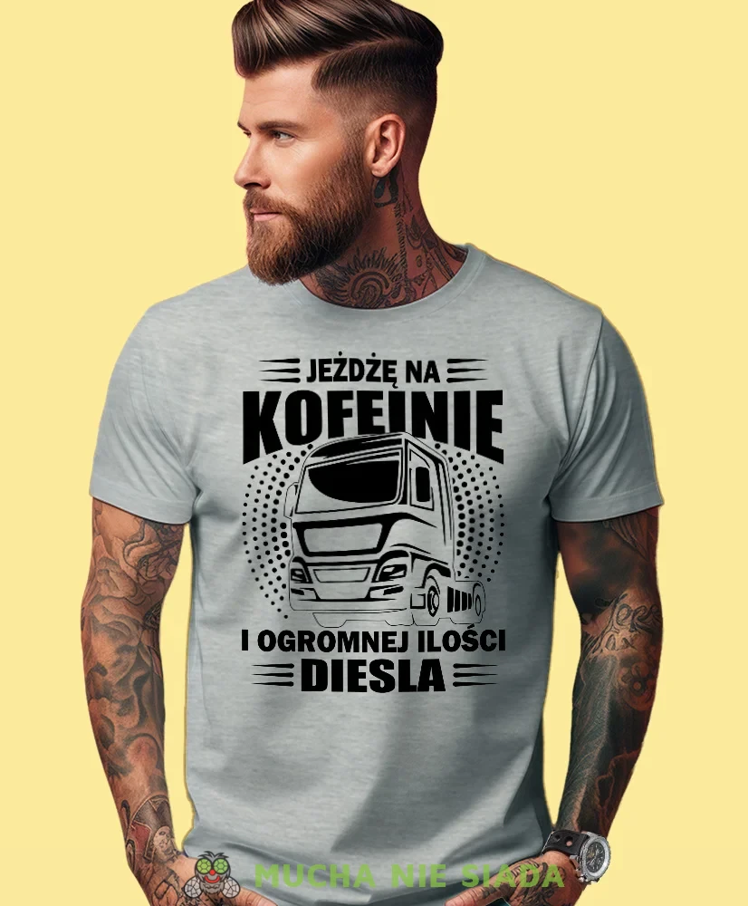 Jeżdżę na kofeinie i ogromnej ilości diesla, szara koszulka z nadrukiem, prezent dla kierowcy tira, prezent dla kierowcy ciężarówki, koszulka dla kierowcy ciężarówki, koszulki dla kierowcy, mucha niesiada, mns.webp