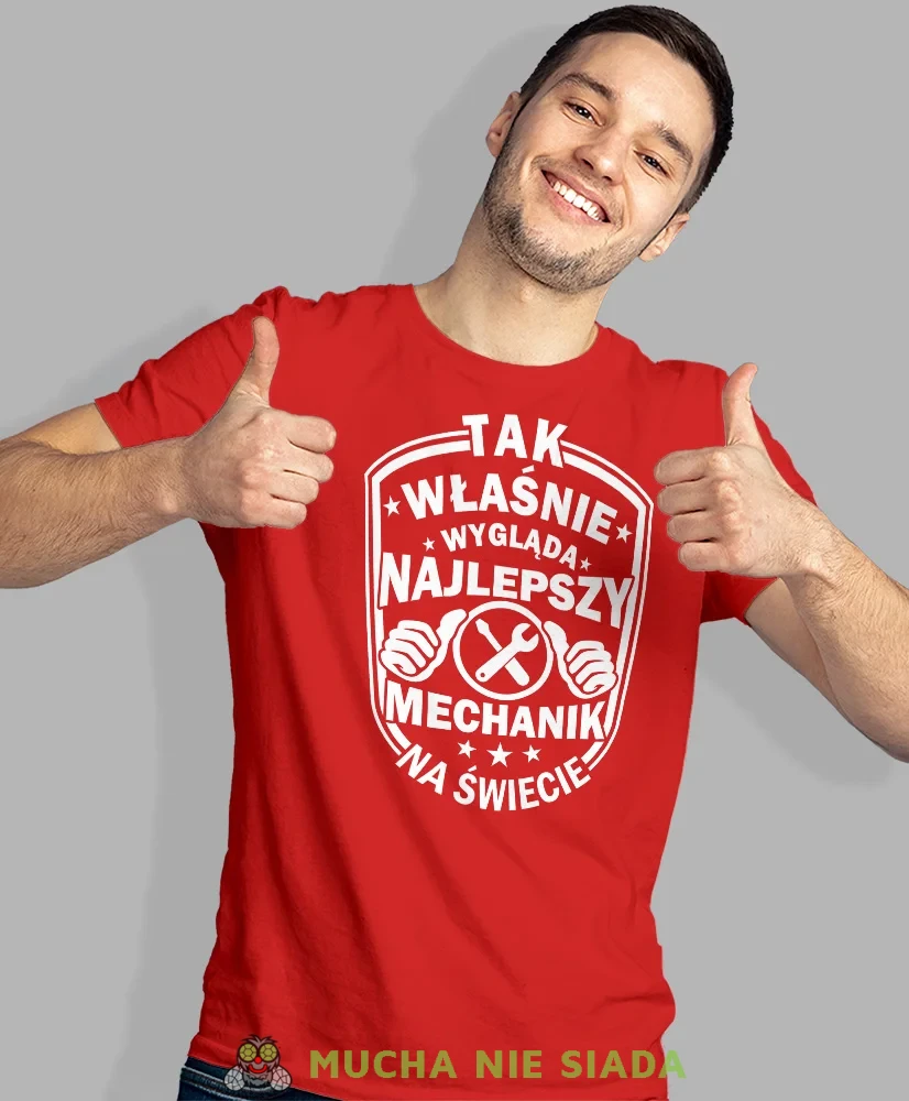 Tak właśnie wygląda najlepszy mechanik na świecie, czerwona męska koszulka, prezent dla mechanika, koszulka z nadrukiem dla mechanika, koszulka dla mechanika, koszulki dla mechanika, mucha niesiada, mns.webp