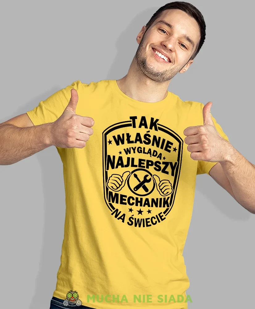 Tak właśnie wygląda najlepszy mechanik na świecie, żółta męska koszulka, prezent dla mechanika, koszulka z nadrukiem dla mechanika, koszulka dla mechanika, koszulki dla mechanika, mucha niesiada, mns.webp