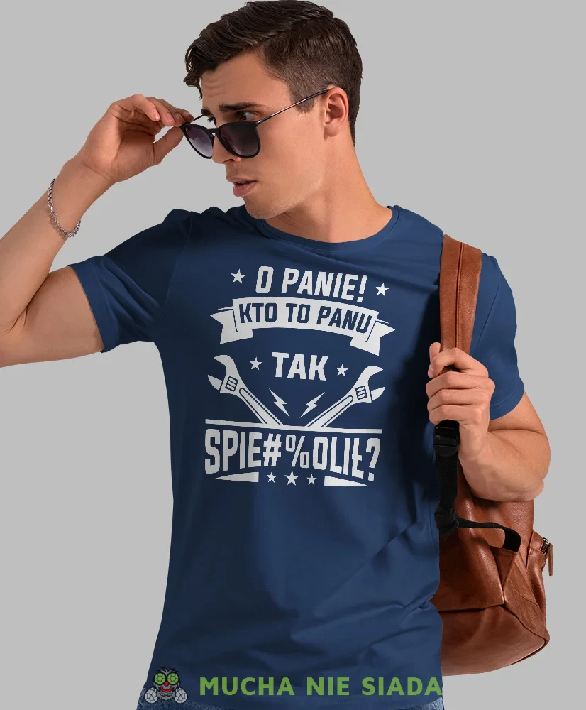 O panie kto to panu tak, granatowa męska koszulka, prezent dla mechanika, koszulka z nadrukiem dla mechanika, koszulka dla mechanika, koszulki dla mechanika, mucha niesiada, mns.webp