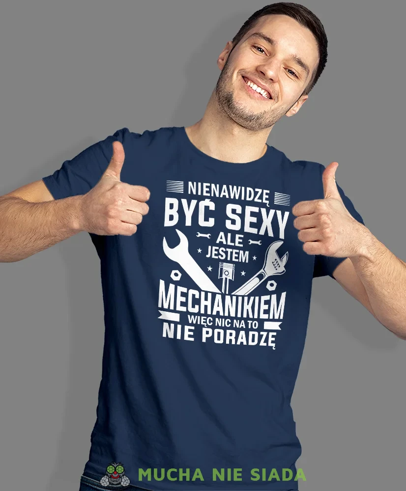 Nienawidzę być sexy ale jestem mechanikiem, granatowa męska koszulka, prezent dla mechanika, koszulka z nadrukiem dla mechanika, koszulka dla mechanika, koszulki dla mechanika, mucha niesiada, mns.webp