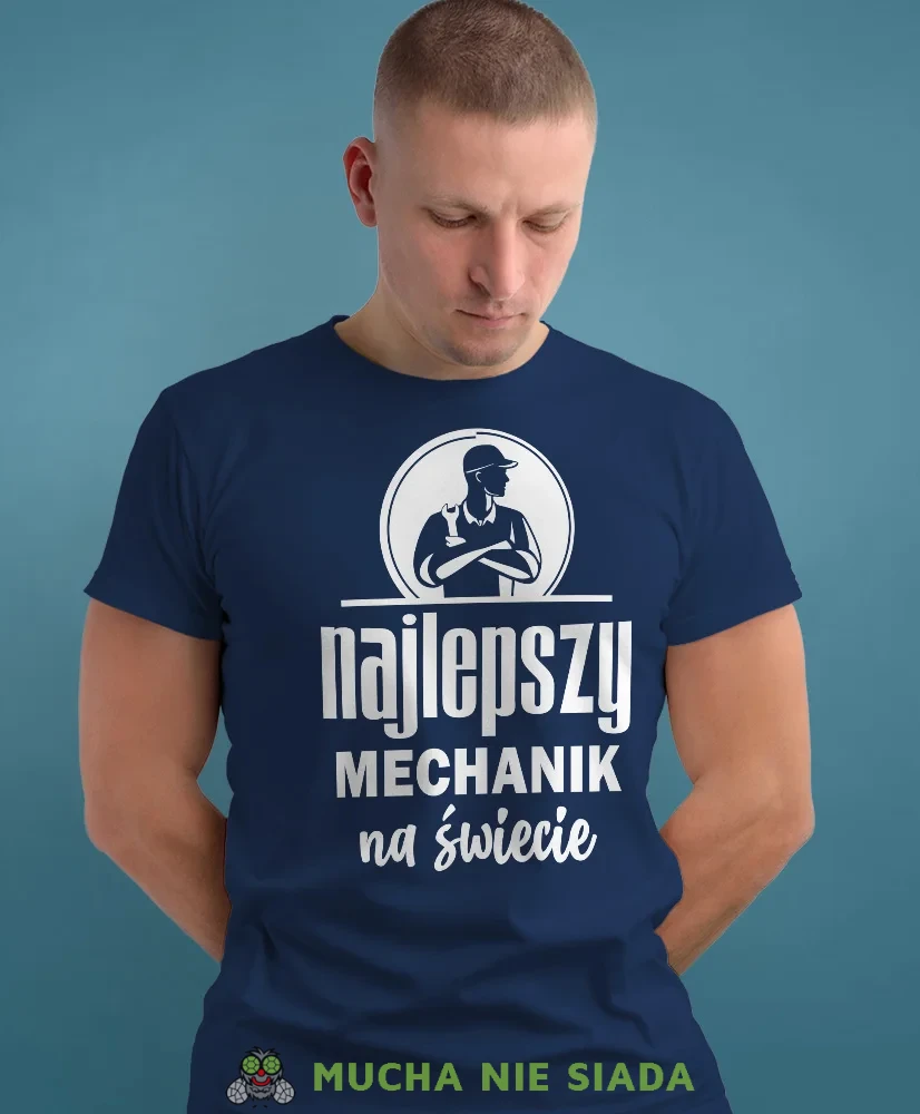 Najlepszy mechanik na świecie, granatowa męska koszulka, prezent dla mechanika, koszulka z nadrukiem dla mechanika, koszulka dla mechanika, koszulki dla mechanika, mucha niesiada, mns.webp
