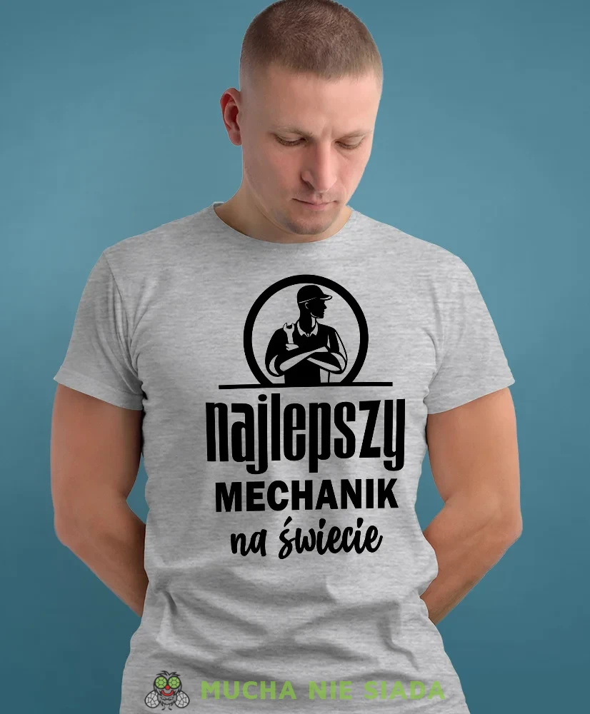 Najlepszy mechanik na świecie, szara męska koszulka, prezent dla mechanika, koszulka z nadrukiem dla mechanika, koszulka dla mechanika, koszulki dla mechanika, mucha niesiada, mns.webp