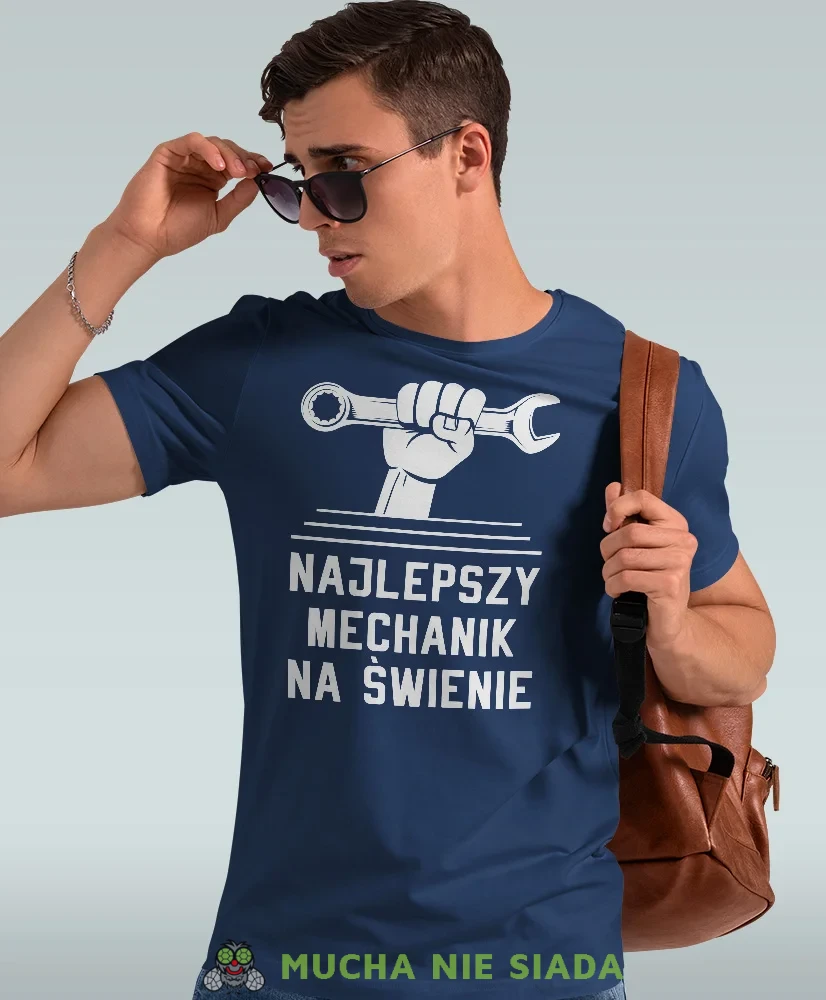 Najlepszy mechanik na świecie klucz, granatowa męska koszulka, prezent dla mechanika, koszulka z nadrukiem dla mechanika, koszulka dla mechanika, koszulki dla mechanika, mucha niesiada, mns.webp