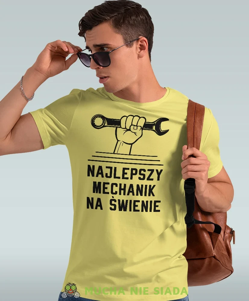 Najlepszy mechanik na świecie klucz, żółta męska koszulka, prezent dla mechanika, koszulka z nadrukiem dla mechanika, koszulka dla mechanika, koszulki dla mechanika, mucha niesiada, mns.webp