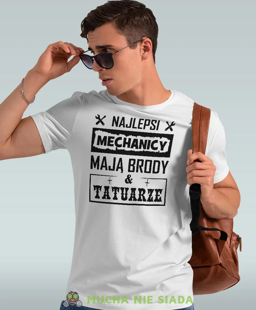 Najlepsi mechanicy mają brody i tatuarze, biała męska koszulka, prezent dla mechanika, koszulka z nadrukiem dla mechanika, koszulka dla mechanika, koszulki dla mechanika, mucha niesiada, mns.webp