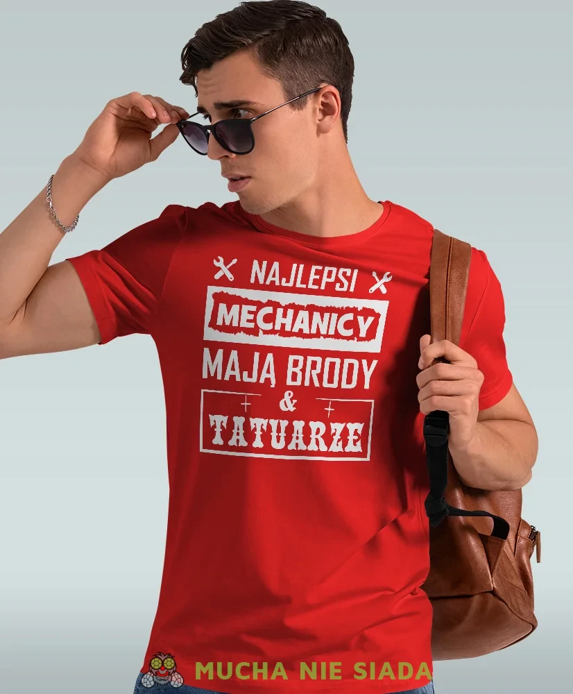 Najlepsi mechanicy mają brody i tatuarze, czerwona męska koszulka, prezent dla mechanika, koszulka z nadrukiem dla mechanika, koszulka dla mechanika, koszulki dla mechanika, mucha niesiada, mns.webp