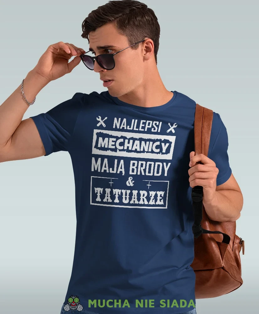 Najlepsi mechanicy mają brody i tatuarze, granatowa męska koszulka, prezent dla mechanika, koszulka z nadrukiem dla mechanika, koszulka dla mechanika, koszulki dla mechanika, mucha niesiada, mns.webp