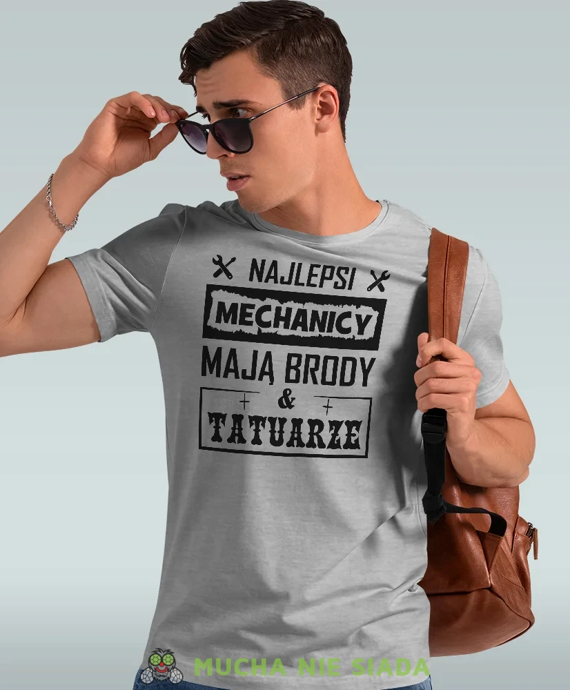 Najlepsi mechanicy mają brody i tatuarze, szara męska koszulka, prezent dla mechanika, koszulka z nadrukiem dla mechanika, koszulka dla mechanika, koszulki dla mechanika, mucha niesiada, mns.webp