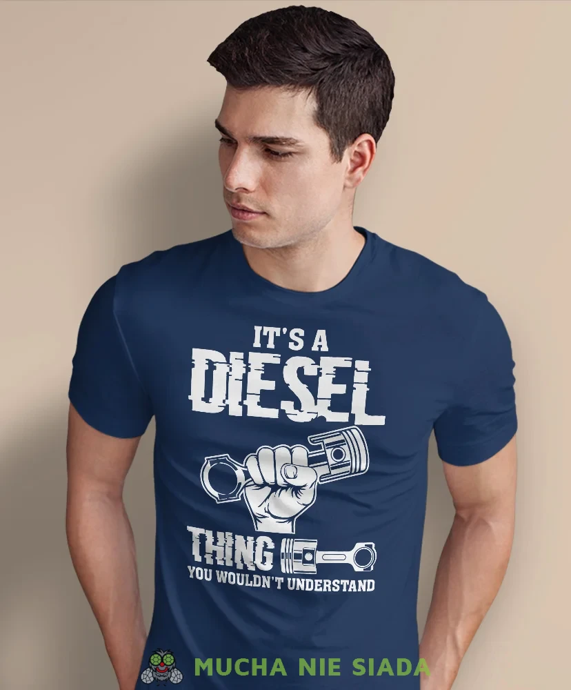 It's a diesel thing, granatowa męska koszulka, prezent dla mechanika, koszulka z nadrukiem dla mechanika, koszulka dla mechanika, koszulki dla mechanika, mucha niesiada, mns.webp