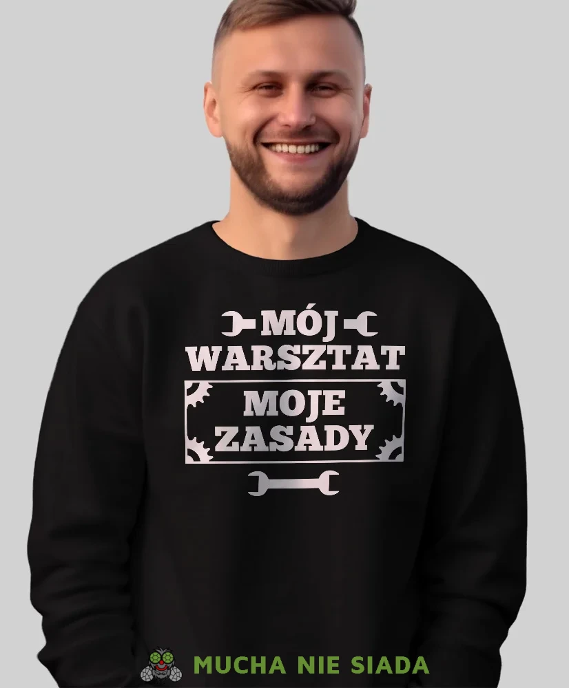 Mój warsztat moje zasady, czarna bluza bez kaptura, prezent dla mechanika, bluza bez kaptura dla mechanika, bluza dla mechanika, bluzy dla mechaników, męska bluza z nadrukiem, mucha niesiada, mns.webp