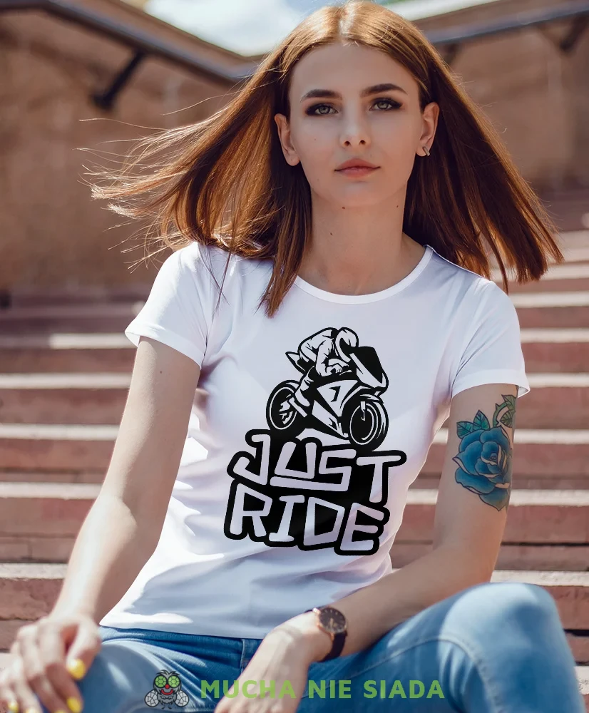 Just ride, biała damska koszulka, koszulka motocyklowa, koszulka dla motocyklistki, damska koszulka na motocykl, dla miłośniczki motocykli, mucha nie siada sklep.webp