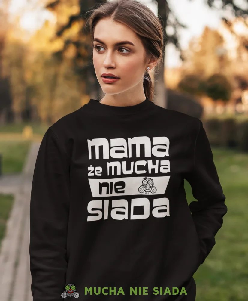 Mama że mucha nie siada, czarna bluza dla mamy, prezent dla mamy, bluzy na dzień matki, bluzy z hasłem dla mamy, personalizowana bluza dla mamy, oryginalne bluzy na dzień matki, mucha nie siada.webp