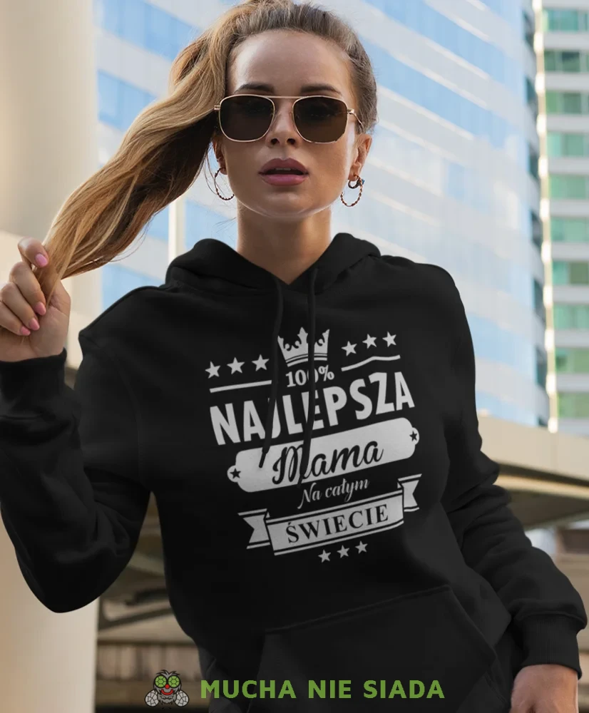 Najlepsza mama na całym świecie, czarna bluza z kapturem dla mamy, prezent dla mamy, bluzy na dzień matki, bluzy z kapturem dla mamy, personalizowana bluza dla mamy, oryginalne bluzy na dzień matki, mucha nie siad.webp