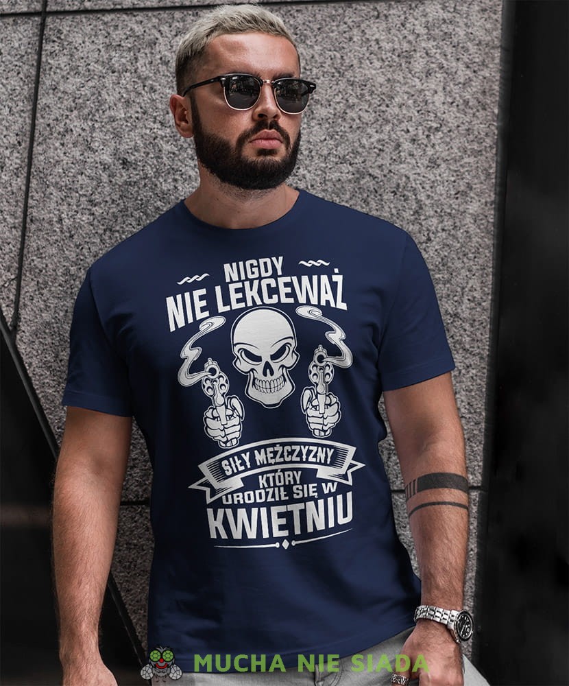 nigdy nie lekceważ siły mężczyzny który urodził się w... czaszka granatowa męska koszulka urodzinowa na urodziny.jpg