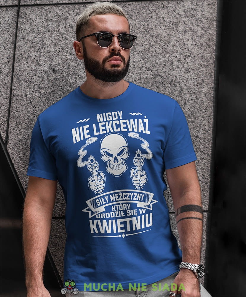 nigdy nie lekceważ siły mężczyzny który urodził się w... czaszka niebieska męska koszulka urodzinowa na urodziny.jpg