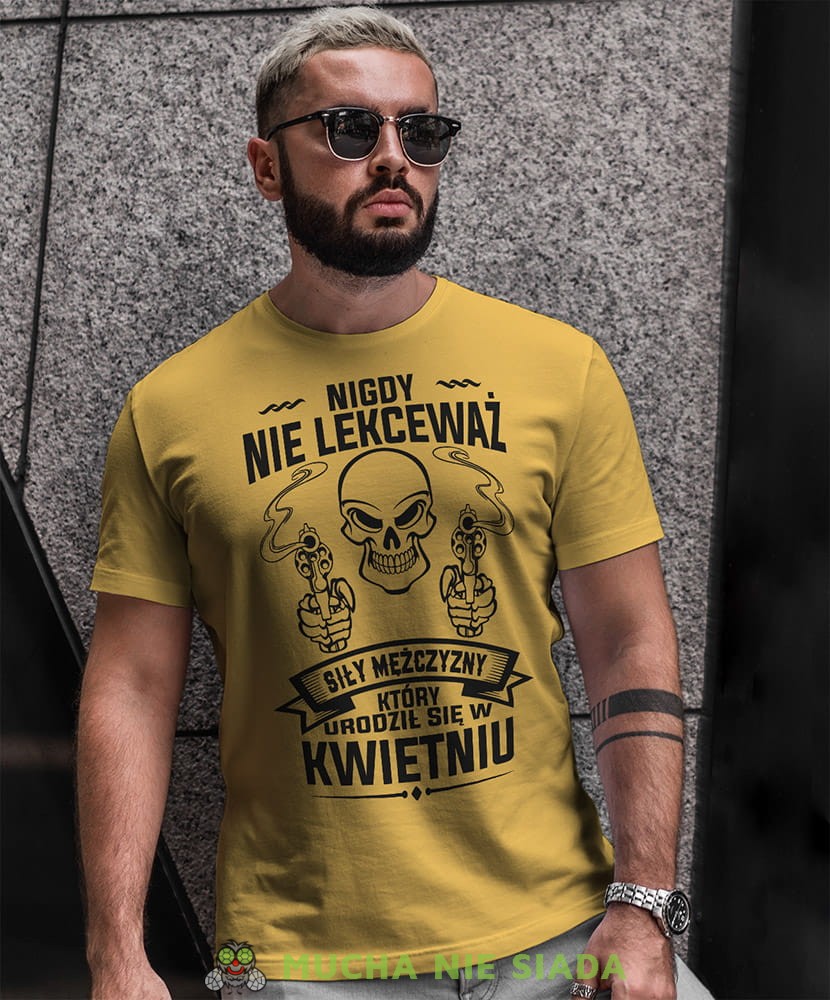 nigdy nie lekceważ siły mężczyzny który urodził się w... czaszka  żółta męska koszulka urodzinowa na urodziny.jpg