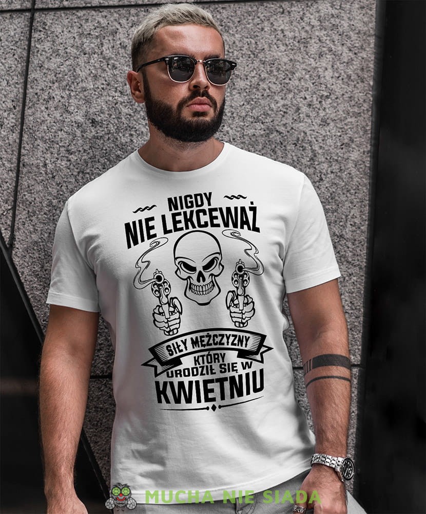 nigdy nie lekceważ siły mężczyzny który urodził się w... czaszka  biała męska koszulka urodzinowa na urodziny.jpg