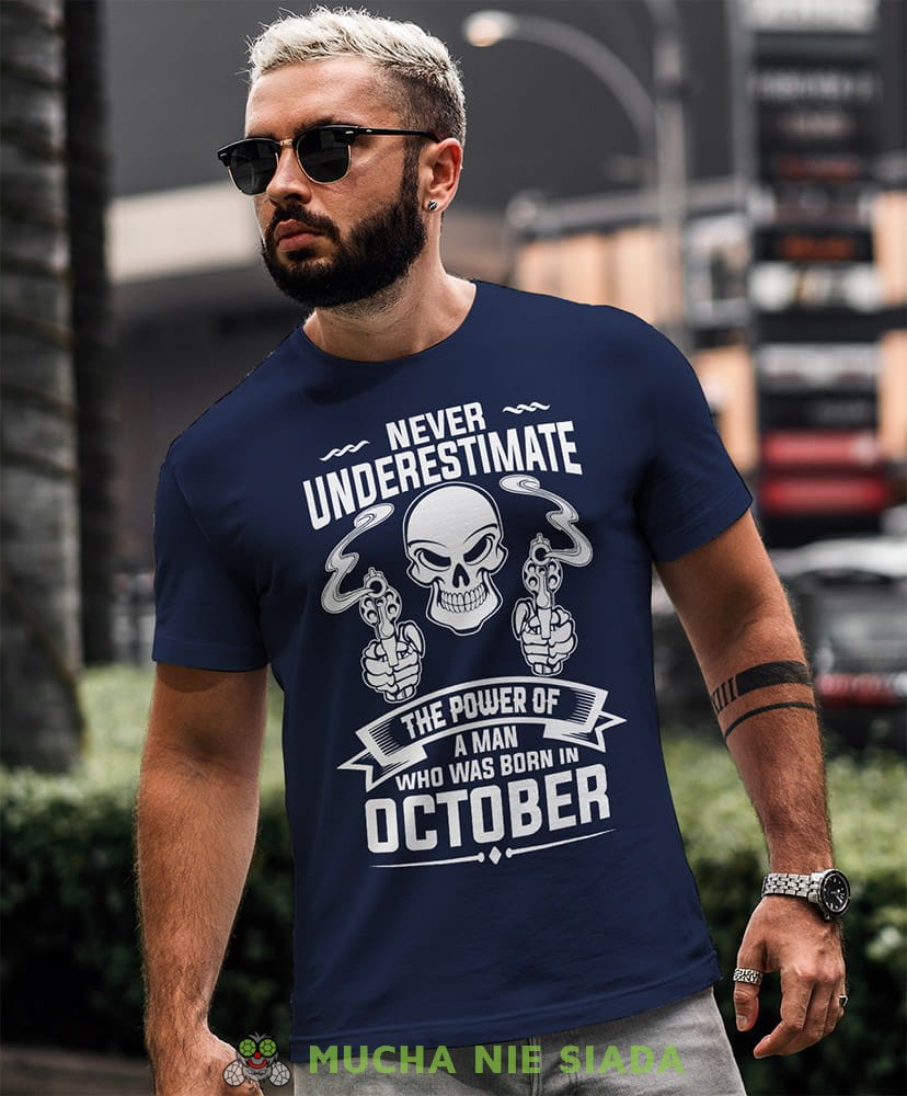 never underestimate the power of a man who was born in... skull granatowa koszulka urodzinowa.jpg