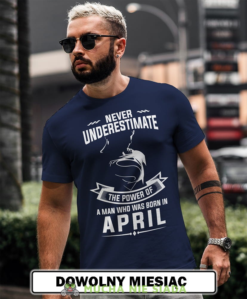 never underestimate the power of a man who was born in... granatowa koszulka urodzinowa opis.jpg