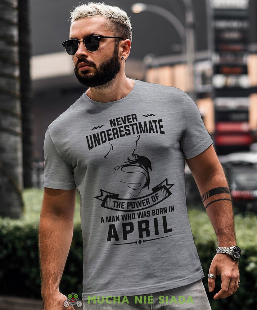 never underestimate the power of a man who was born in... szara koszulka urodzinowa.jpg