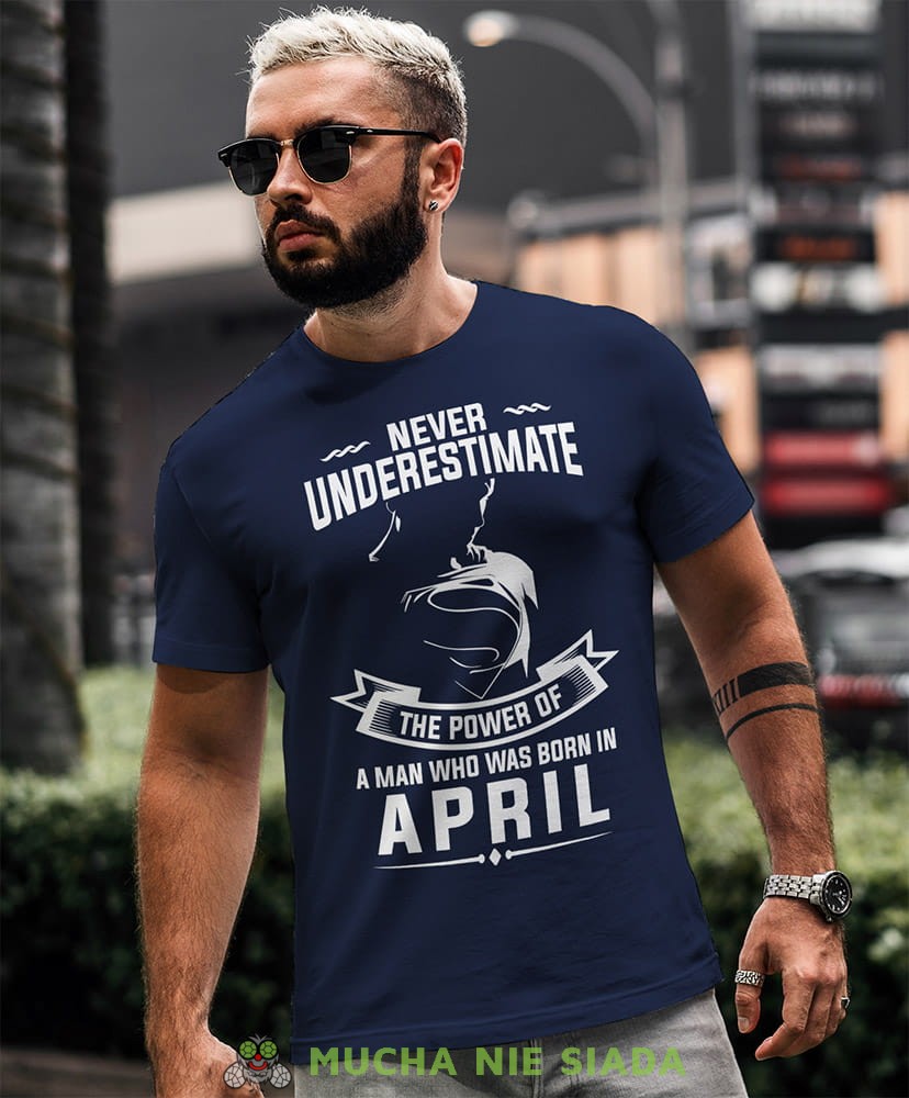 never underestimate the power of a man who was born in... granatowa koszulka urodzinowa.jpg