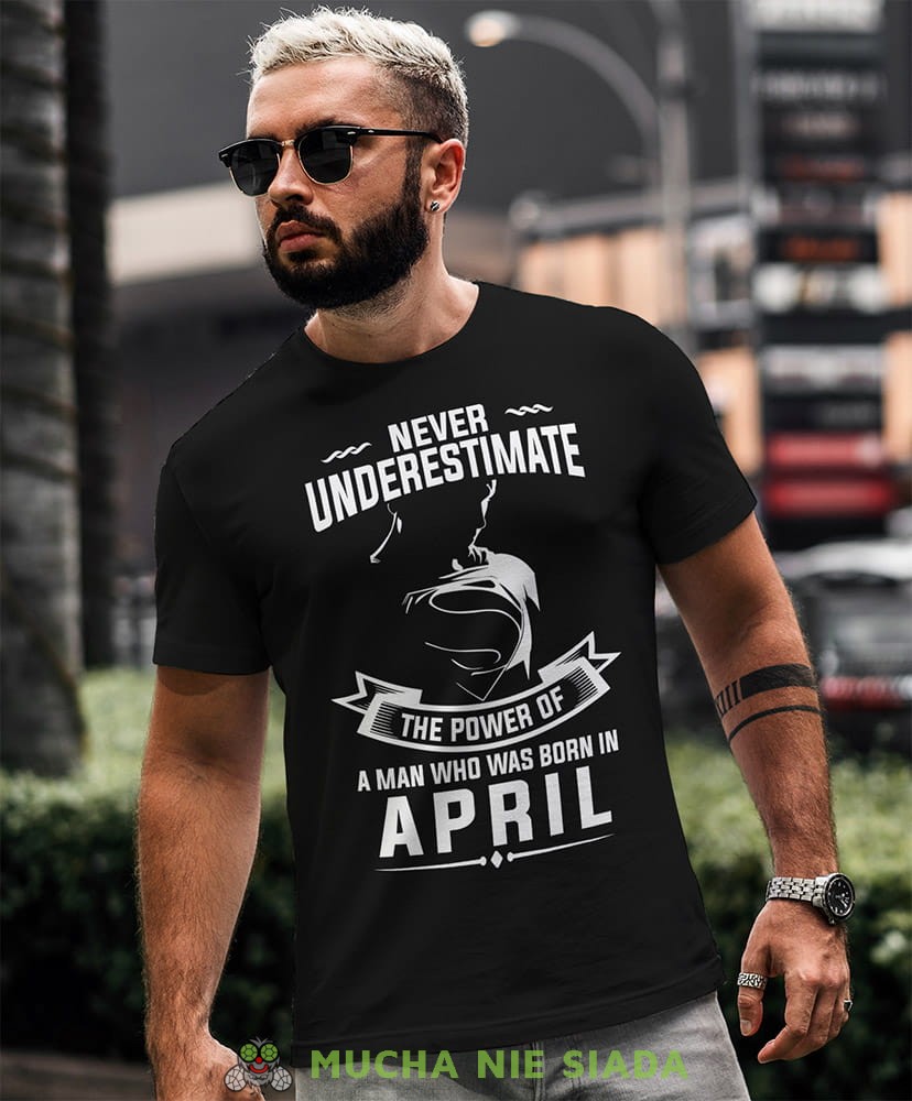 never underestimate the power of a man who was born in... czarna koszulka urodzinowa.jpg