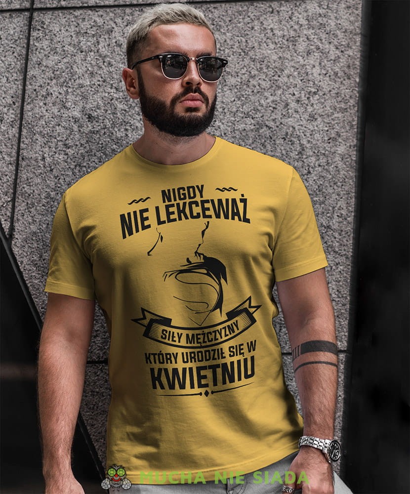 nigdy nie lekceważ siły mężczyzny który urodził się w... żółta męska koszulka urodzinowa na urodziny.jpg