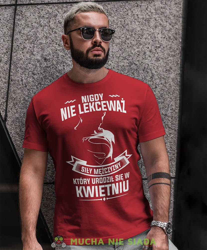 nigdy nie lekceważ siły mężczyzny który urodził się w... czerwona męska koszulka urodzinowa na urodziny.jpg