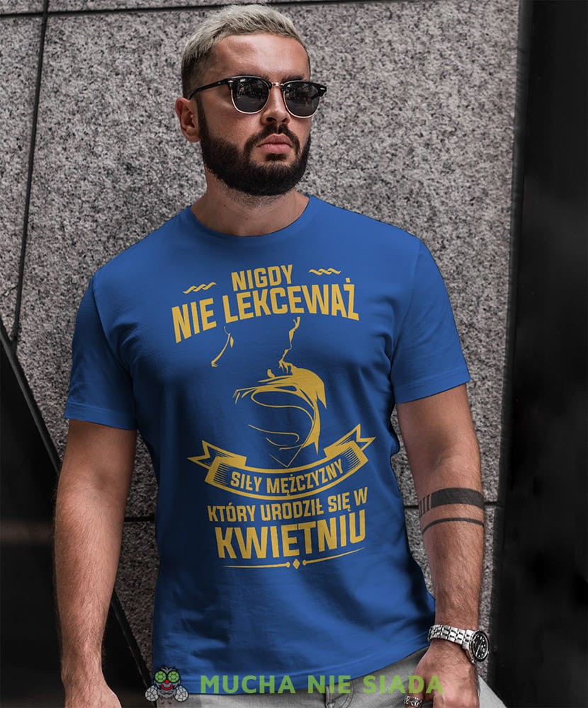 nigdy nie lekceważ siły mężczyzny który urodził się w... niebieska męska koszulka urodzinowa na urodziny.jpg