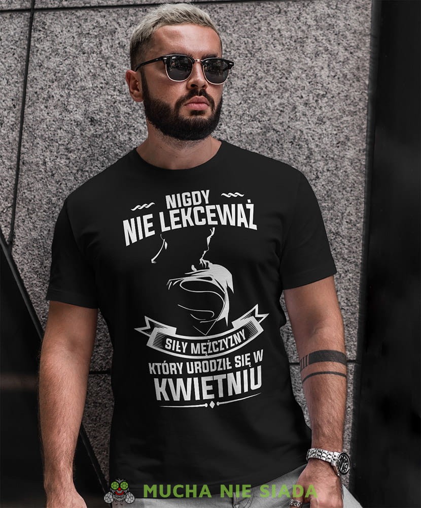 nigdy nie lekceważ siły mężczyzny który urodził się w... czarna męska koszulka urodzinowa na urodziny.jpg